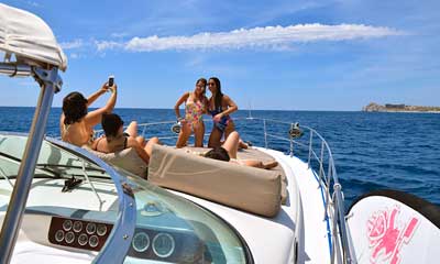 Snorkel tour in a luxury sport yacht