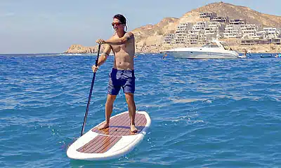 Tabla de pádel en Bahía Santa María de Cabo San Lucas